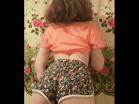❤️ 性感的年轻宝贝在镜头前脱下她的短裤 ❤❌ Russian porn﹏﹏